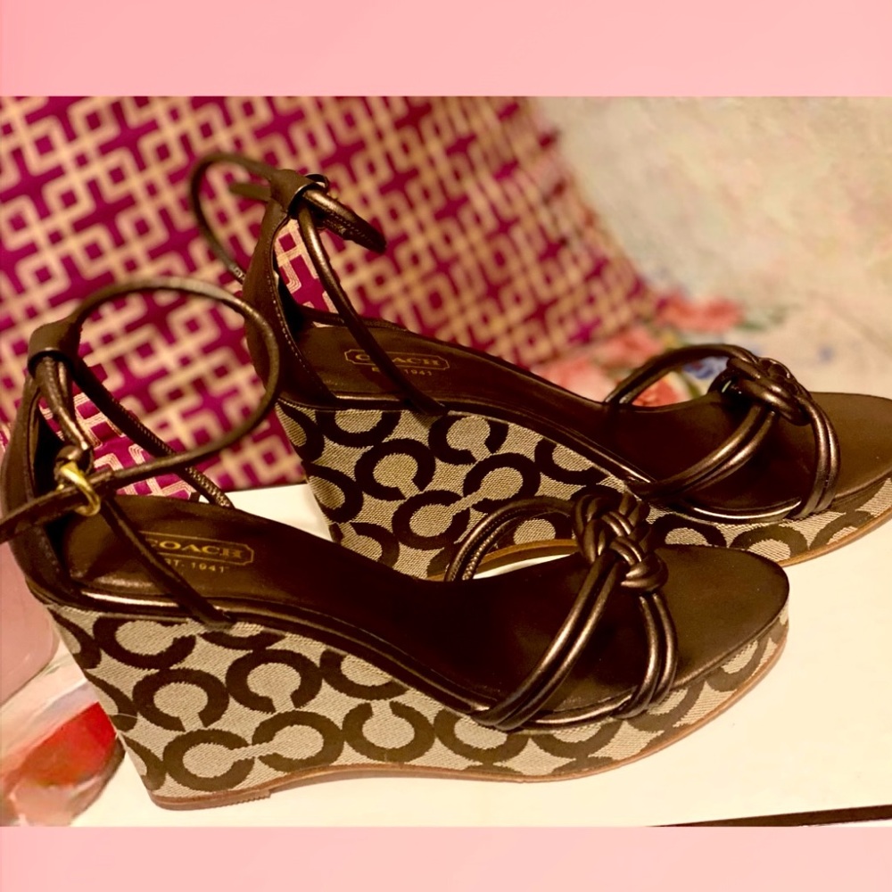 Sexy Summer Sandals~~
Pre-owned Coach Kinsey Pearl soft Napa Wedge Heels.